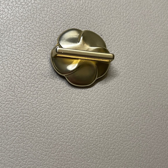 Authentic Chanel Camellia like shape black gold pearl - Picture 2 of 5